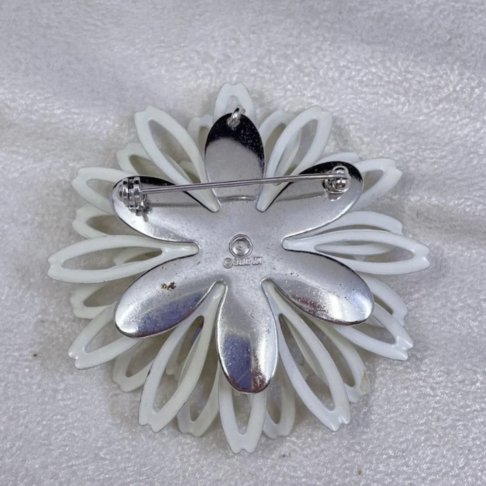 Vintage 1972 Sarah Coventry White Petals Enamel Flower Brooch Pendant Pin